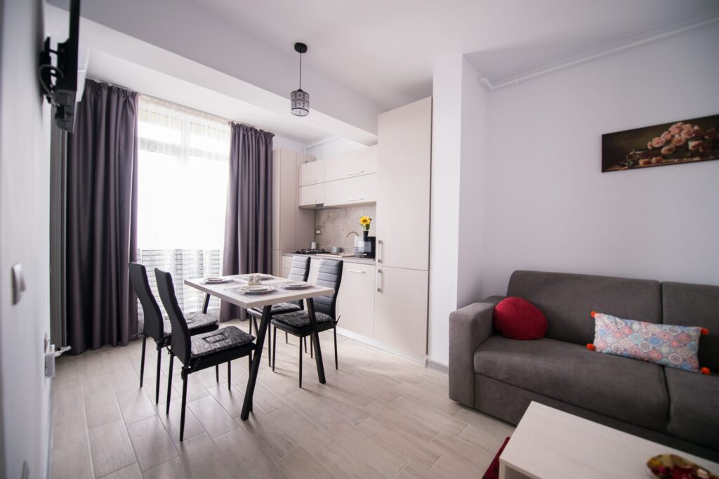 studio Mamaia Alezzi modern aproape de mare